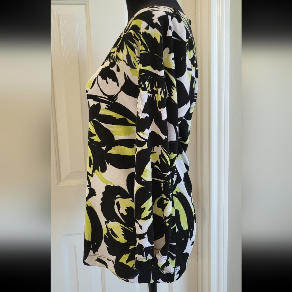 This Chico's Travelers Top Sz 0